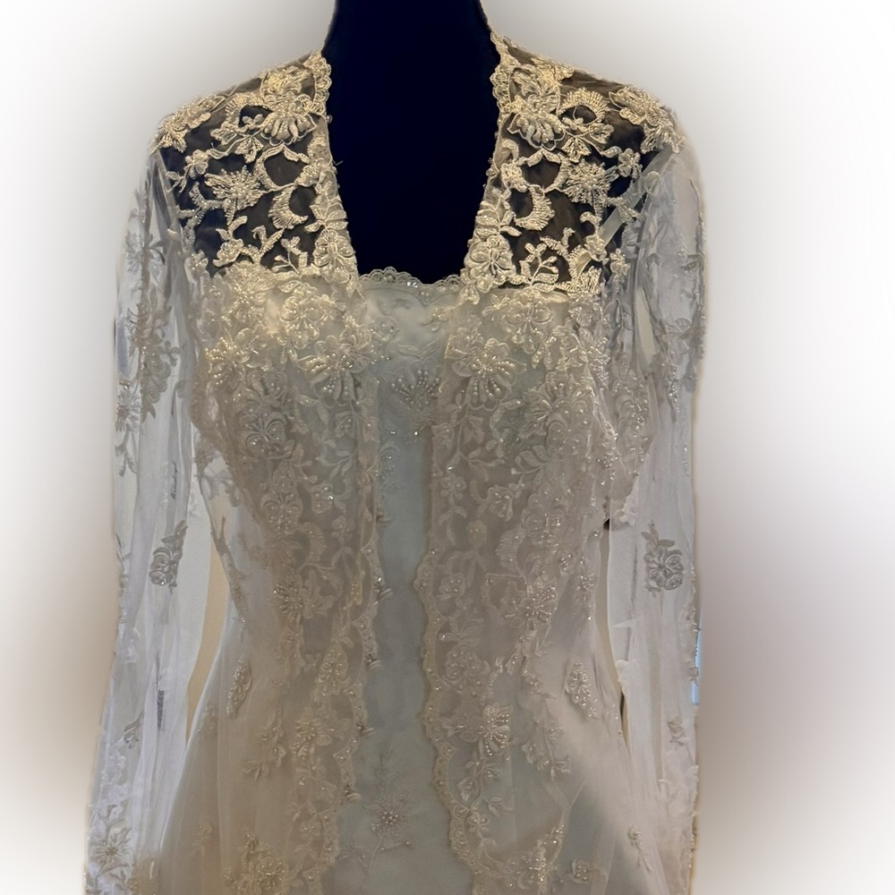 Elegant White Lace Wedding Dress